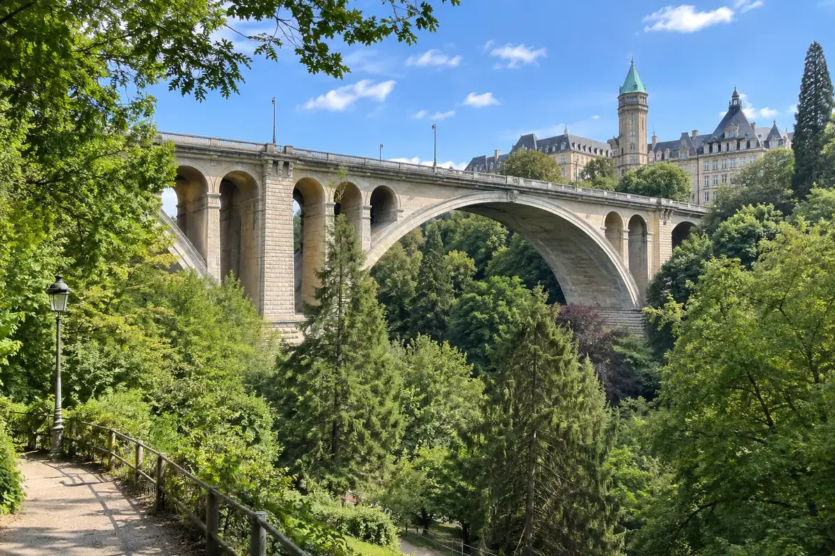Le pont Adolphe au-dessus de la vallée verte de la Pétrusse, à Luxembourg, sous un ciel bleu